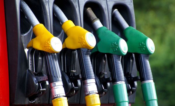 Consiliul Concurenţei vrea ca distribuitorii de carburanţi să anunţe simultan creşterile de preţuri