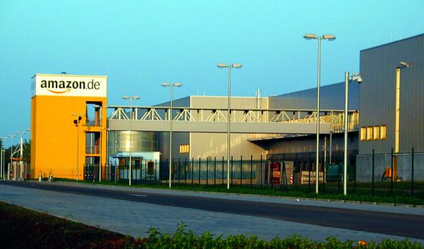 Angajaţii de la şapte centre Amazon din Germania, în grevă