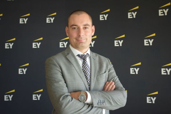 Mihai Drăghici, Senior Manager, Business Advisory Services EY România, susţine că generarea distribuită este facilitatăla noi în ţară, odată cu aprobarea pachetului de reglementări pentru prosumatori, în linie cu tendinţele globale.
