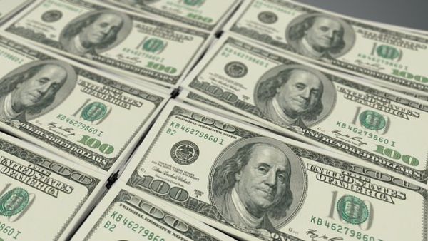 Cererea de bancnote de 100 de dolari este în continuă creştere