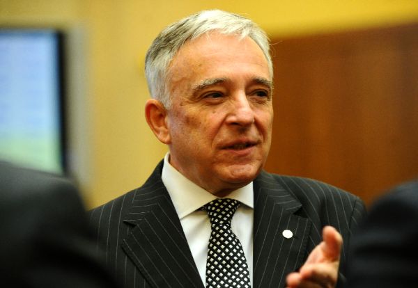 Mugur Isărescu