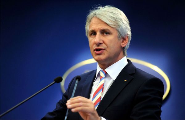 Taxa pe zahăr şi creşterea accizei la tutun, în stand-by