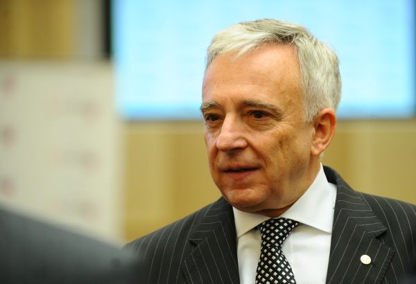 Mugur Isărescu