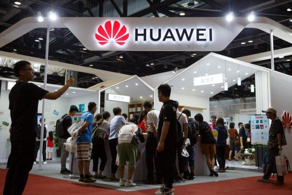 Guvernul SUA nu va face afaceri cu Huawei 