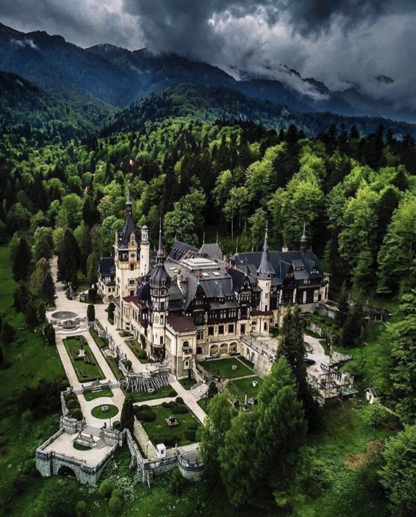 Fântâna centrală de la Castelul Peleş redevine funcţională