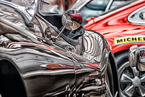 Automobilele de lux electrice sunt mai predispuse la accidente decât echivalentele lor cu motoare standard