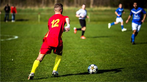 Fotbalist pedepsit de club pentru că a ales naţionala tricoloră