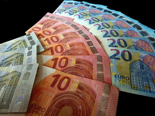 Euro s-a depreciat la 4,7305 lei