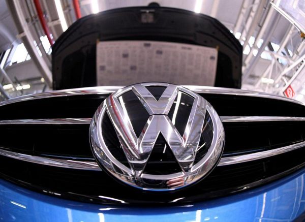 Sursa foto: TwitterBulgaria continuă să lupte pentru noua fabrică a Volkswagen, şi va face tot ce este posibil pentru a câştiga investiţia, a afirmat premierul Boyko Borissov într-un interviu acordat publicaţiei financiare germane Handelsblatt, transmite Novinite."În ceea ce priveşte riscul investiţiei, Bulgaria este mai bine poziţionată decât orice ţară din regiune". Investiţia Volkswagen în Bulgaria va fi benefică pentru întreaga Europă de Est, a declarat Borissov.Acesta a scos în evidenţă avantajele Bulgariei: sistemul fiscal competitiv, legislaţia prietenoasă cu mediul de afaceri, legăturile bune de transport şi costul scăzut al forţei de muncă.Decizia finală privind investiţia Volkswagen este aşteptată la începutul lunii septembrie.Volkswagen încă nu a luat o decizie privind construirea unei noi fabrici multibrand în Turcia, a afirmat luna trecută un purtător de cuvânt al grupului german Leslie Bothge."În ultimele luni, am examinat diverse locaţii din Europa şi am făcut o listă scurtă. Nivelul preliminar al negocierilor este acum însoţit de discuţii concrete, dar o decizie finală va fi luată pe baza rezultatelor discuţiilor. Nu putem da publicităţii detaliile privind locaţiile specifice", a spus Leslie Bothge.Declaraţia vine după ce publicaţia Automobilwoche a anunţat, citând surse care au dorit să-şi păstreze anonimatul, că Volkswagen intenţionează să construiască o nouă fabrică multibrand în Turcia. Consiliul de supervizare al Volkswagen a decis ca noua unitate să fie construită în apropierea oraşului Izmir, unde vor fi produse şi modele Skoda - subsidiara Volkswagen - susţinea Automobilwoche.Şi presa internaţională a speculat că Turcia este favorită, deoarece Qatar - care deţine o participaţie de 17% la grupul german - are o influenţă decisivă în privinţa deciziei şi sprijină autorităţile de la Ankara pentru a obţine investiţia.În mai, săptămânalul ceh Skodovacky anunţa că o nouă facilitate de producţie pentru modelele Skoda şi Volkswagen va fi construită în Turcia sau Bulgaria.stat membru al UE, a explicat şeful sindicatului Skoda, Jaroslav Povík, pentru publicaţia cehă.La noua unitate din Europa de Est, care ar urma să aibă 5.000 de angajaţi, vor fi produse SUV-urile Skoda Karoq şi Seat Ateca, acestea fiind în prezent fabricate la Kvasiny (Cehia).Portofoliul grupului Volkswagen este format din 12 mărci, printre care automobilele VW, Lamborghini, Skoda, Seat, Bentley, Audi şi Bugatti, dar şi camioanele MAN şi Scania. Share Tweet LinkedIn Whatsappbulgaria, fabrica, volkswagen, fabrica, turciaOpinia Cititoruluiscrie opinia ta aiciNume (opţional)Email (opţional)Titlu (opţional)MesajAcordPrin trimiterea opiniei ne confirmaţi că aţi citit Regulamentul de mai jos şi că vă asumaţi prevederile sale.- Utilizaţi un limbaj decent.Redacţia îşi rezervă dreptul să elimine opiniile neinteligibile în mod grav şi pe cele mahalageşti, înţelegând prin asta pe cele cu tentă anti-socială, obscene şi/sau insultative, ca şi pe acelea care nu se referă la articolul în chestiune.Nu sunt acceptate incitările la ură socială şi/sau xenofobie, discriminările referitoare la sex, vârstă sau de altă natură.Nu sunt acceptate anunţuri publicitare.Nu inseraţi linkuri sau adrese de email în textul opiniilor.Repetarea deliberată a unuia şi aceluiaşi mesaj (sau variante) poate fi considerată drept propagandă; propaganda, în această formă, este interzisă.- nu sunt acceptate ameninţările de orice natură;- nu este acceptată hărţuirea ziariştilor Redacţiei BURSA;- este interzisă defăimarea Ziarului BURSA;- nu este acceptată dezvăluirea identităţii vreunui comentator de la secţiunea de opinii, fără acordul scris al aceluia, depus la Redacţie.Nu este acceptată folosirea numelor ziariştilor BURSA pentru falsificarea semnăturii opiniilor.Nu este acceptată substituirea de nume.Redacţia îşi rezervă dreptul să şteargă opiniile şi să interzică accesul unora la postarea de opinii, atunci cînd apreciază că sunt de rea credinţă.Abaterile de la acest regulament conduc la eliminarea opiniilor postate (un echivalent al autocenzurii celui care a scris mesajul, iar nu o cenzură practicată de ziar).PRECIZĂRI:- Toate opiniile exprimă punctul de vedere ale autorilor, iar nu ale administratorului (excepţie făcând mesajele scrise chiar de către administrator); nu ne asumăm responsabilitatea pentru materialele postate pe acest site de către alte persoane decât cele autorizate de ziarul BURSA.- Postarea unui mesaj înseamnă acceptarea tacită a acestui regulament.În cazul în care ne solicitaţi răspunsuri individuale, vă rugăm să completaţi cu adresa de email reală; vom încerca, în limita timpului disponibil, să răspundem tuturor întrebărilor dumneavoastră.Trimite OpiniaDIN ACEEAŞI SECŢIUNECompaniiFondurile europene pentru investiţii în sisteme de irigaţii au fost epuizateAFIR:Fondurile europene pentru investiţii în sisteme de irigaţii au fost epuizateCompanii /A.M. - 30 august, 16:22( nr. ordine 45, caseta mare 0, caseta mica 1, id_articol 378903 )cuvinte cheie: bursa, afir, fonduri europene, irigatiiaccesări roboţi 36"Aspectele sesizate de comunitatea ,,STOP Defrişărilor" se află în cercetare"ROMSILVA:"Aspectele sesizate de comunitatea ,,STOP Defrişărilor" se află în cercetare"Companii /I.A. - 30 august, 15:15( nr. ordine 44, caseta mare 0, caseta mica 1, id_articol 378896 )cuvinte cheie: bursa, romsilva, stop defrisarilor, cercetariaccesări roboţi 55Sursa foto: economie.gov.roTransgaz şi Black Sea Oil&Gas semnează ordinul de începere a lucrărilor pentru preluarea gazelor din Marea NeagrăCompanii /T.T. - 30 august, 15:08( nr. ordine 45, caseta mare 0, caseta mica 1, id_articol 378895 )cuvinte cheie: bursa, transgaz, black sea oil, marea neagra, ministerul economiei, dancilaaccesări roboţi 77Noile negocieri dintre Renault şi Fiat, dezminţiteOFICIAL FRANCEZ:Noile negocieri dintre Renault şi Fiat, dezminţiteCompanii /T.E. - 30 august, 13:55( nr. ordine 43, caseta mare 0, caseta mica 1, id_articol 378879 )cuvinte cheie: bursa, negocieri, renault, fiat, nissanaccesări roboţi 66Ţiriac Leasing asigură transmisia online a Festivalului Internaţional George EnescuŢiriac Leasing asigură transmisia online a Festivalului Internaţional George EnescuCompanii /T.E. - 30 august, 13:17( nr. ordine 44, caseta mare 0, caseta mica 1, id_articol 378873 )cuvinte cheie: bursa, tiriac leasing, transmisie online, live streaming, concerte, recitaluri, george enescuaccesări roboţi 63Abrogarea OUG 19 ar reduce RRR a distribuitorilor de energie electrică şi gazeANRE:Abrogarea OUG 19 ar reduce RRR a distribuitorilor de energie electrică şi gazeCompanii /M.G. - 30 august, 12:00( nr. ordine 44, caseta mare 0, caseta mica 1, id_articol 378863 )cuvinte cheie: bursa, anre, oug 19, electrica, camera deputatiloraccesări roboţi 66Citeşte toate articolele din CompaniiActualitateNoi reguli de circulaţie rutieră în zona aeroportului Henri CoandăPENTRU REALIZAREA CĂII FERATE DINTRE AEROPORT ŞI GARA DE NORDNoi reguli de circulaţie rutieră în zona aeroportului Henri CoandăMiscellanea /George Marinescu - 30 august, 17:00 ( nr. ordine 45, caseta mare 0, caseta mica 1, id_articol 378907 )cuvinte cheie: bursa, cale ferata, aeroportul otopeni, lucrari, cnab, cfr sa,accesări roboţi 6Teodor MeleşcanuTEODOR MELEŞCANU:"Dăncilă a ''rătăcit'' cererea de rechemare a lui Maior"Politică /M.I. - 30 august, 16:54 ( nr. ordine 45, caseta mare 0, caseta mica 1, id_articol 378906 )cuvinte cheie: bursa, teodor melescanu, maior, recemare, cerereaccesări roboţi 7Arieratele bugetului general consolidat, în scădere cu 5,5%Arieratele bugetului general consolidat, în scădere cu 5,5%Miscellanea /M.A. - 30 august, 16:48 ( nr. ordine 45, caseta mare 0, caseta mica 1, id_articol 378905 )cuvinte cheie: bursa, arieratele, in scadere, mfpaccesări roboţi 18Octavian Popa (Sursă foto: Facebook)OCTAVIAN POPA:"ALDE începe strângerea semnăturilor pentru susţinerea lui Mircea Diaconu la prezidenţiale"Politică /A.I. - 30 august, 16:32 ( nr. ordine 45, caseta mare 0, caseta mica 1, id_articol 378904 )cuvinte cheie: bursa, ocavian popa, alde, tulcea, mircea diaconuaccesări roboţi 32Christopher Dembik (Sursa foto: Twitter)CHRISTOPHER DEMBIK, DIRECTOR ANALIZĂ MACRO SAXO BANK:"Nouă economii mari se află în prag de recesiune"Internaţional /M.G. - 30 august, 16:22 ( nr. ordine 45, caseta mare 0, caseta mica 1, id_articol 378902 )cuvinte cheie: bursa, dembik, saxo bank, recesiune, sua, chinaaccesări roboţi 36"România respectă normele sanitar-veterinare privind bunăstarea şi exportul animalelor"MADR:"România respectă normele sanitar-veterinare privind bunăstarea şi exportul animalelor"Miscellanea /I.M. - 30 august, 16:11 ( nr. ordine 44, caseta mare 0, caseta mica 1, id_articol 378901 )cuvinte cheie: bursa, madr, transport, ovineaccesări roboţi 35Citeşte toate articolele din ActualitateZiarul BURSA30 augustNu ştim dacă vom avea gaze la iarnă, dar nici asta nu trebuie să ştimNu ştim dacă vom avea gaze la iarnă, dar nici asta nu trebuie să ştimCompanii /Ramona Radu - 30 august ( nr. ordine 30, caseta mare 1, caseta mica 0, id_articol 378819 )cuvinte cheie: bursa, energie, rezerve, gazeaccesări roboţi 159Julian Emanuel, strateg-şef la firma de brokeraj BTIG (sursa foto http://research.btig.com)JULIAN EMANUEL, STRATEG-ŞEF BTIG:"Cea mai masivă bulă din istoria pieţelor financiare stă să explodeze"Piaţa de Capital /Mihai Gongoroi - 30 august ( nr. ordine 29, caseta mare 0, caseta mica 1, id_articol 378824 )cuvinte cheie: bursa, banci centrale, bula, istorie, piete financiareaccesări roboţi 178MANDATUL BĂNCILOR CENTRALE INCLUDE ŞI ELIMINAREA LIDERILOR ALEŞI DEMOCRATIC?Un fost oficial al Federal Reserve îndeamnă la revoltă împotriva preşedintelui TrumpMacroeconomie /Călin Rechea - 30 august ( nr. ordine 28, caseta mare 0, caseta mica 1, id_articol 378827 )cuvinte cheie: bursa, federal reserve, trump, banci centraleaccesări roboţi 148Creştere de 29% pentru acţiunile Fondul ProprietateaDE LA ÎNCEPUTUL ANULUICreştere de 29% pentru acţiunile Fondul ProprietateaPiaţa de Capital /Andrei Iacomi - 30 august ( nr. ordine 27, caseta mare 0, caseta mica 1, id_articol 378828 )cuvinte cheie: bursa, crestere, fondul proprietarea, oug 114accesări roboţi 166Dana GîrboveanCSM, O INSTITUŢIE GÎRBOVITĂ DE LIA SAVONEAJoaca de-a demisiaPolitică /GEORGE MARINESCU - 30 august ( nr. ordine 26, caseta mare 0, caseta mica 1, id_articol 378807 )cuvinte cheie: bursa, csm, lia savonea, respingere, numire, magistrat, dana girboveanaccesări roboţi 184Legea progresuluiEditorial /Cornel Codiţă - 30 august ( nr. ordine 25, caseta mare 0, caseta mica 1, id_articol 378810 )cuvinte cheie:accesări roboţi 149Citeşte Ziarul BURSA din 30 augustPe scurtLichiditate de 3,42 milioane de euro pe BVBLA MIJLOCUL ŞEDINŢEI:Lichiditate de 3,42 milioane de euro pe BVBPiaţa de Capital /T.E. - 30 august, 14:05( nr. ordine 0, caseta mare 0, caseta mica 0, id_articol 378884 )cuvinte cheie: bursa, bvb, lichiditate, indici, depreciereaccesări roboţi 63Bursele asiatice închid în teritoriu mixtBursele asiatice închid în teritoriu mixtInternaţional /M.I.A. - 30 august, 13:35( nr. ordine 0, caseta mare 0, caseta mica 0, id_articol 378875 )cuvinte cheie: bursa, asia, inchidere, indici, mixt,accesări roboţi 54Euro s-a apreciat la 4,7294 leiEuro s-a apreciat la 4,7294 leiBănci-Asigurări /T.E. - 30 august, 13:10( nr. ordine 0, caseta mare 0, caseta mica 0, id_articol 378872 )cuvinte cheie: bursa, bnr, curs, euroaccesări roboţi 59ROBOR la trei luni a stagnat la 3,05%ROBOR la trei luni a stagnat la 3,05%Bănci-Asigurări / I.M.A. - 30 august, 11:13( nr. ordine 0, caseta mare 0, caseta mica 0, id_articol 378855 )cuvinte cheie: bursa, robor, trei luni, sase luni, ircc,accesări roboţi 68Bursele europene au deschis în creştereBursele europene au deschis în creştereInternaţional /T.I. - 30 august, 11:04( nr. ordine 0, caseta mare 0, caseta mica 0, id_articol 378851 )cuvinte cheie: bursa, europa, deschidere, indici, apreciereaccesări roboţi 63Indicii BVB au deschis în scădereIndicii BVB au deschis în scăderePiaţa de Capital /I.M. - 30 august, 10:26( nr. ordine 0, caseta mare 0, caseta mica 0, id_articol 378848 )cuvinte cheie: bursa, bvb, deschidere, indici, scadere,accesări roboţi 71Wall Street a închis în teritoriul pozitivWall Street a închis în teritoriul pozitivInternaţional /I.I. - 30 august, 09:02( nr. ordine 0, caseta mare 0, caseta mica 0, id_articol 378842 )cuvinte cheie: bursa, indici, suaaccesări roboţi 84Bursele asiatice erau în creştereLA MIJLOCUL ŞEDINŢEI:Bursele asiatice erau în creştereInternaţional /D.D. - 30 august, 08:59( nr. ordine 0, caseta mare 0, caseta mica 0, id_articol 378841 )cuvinte cheie: bursa, indici, asiaaccesări roboţi 78Cotaţii Internaţionalevezi aici mai multe cotaţiiBursa Construcţiilorwww.constructiibursa.roCaută in site...Click să citeşti ziarul