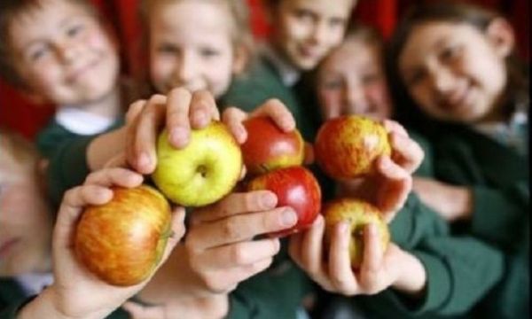 Comisia Europeană finanţează distribuirea de lapte, fructe şi legume către şcolarii europeni