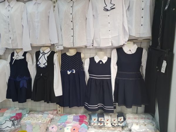 Rechizitele şi uniformele şcolare verificate de comisarii ANPC