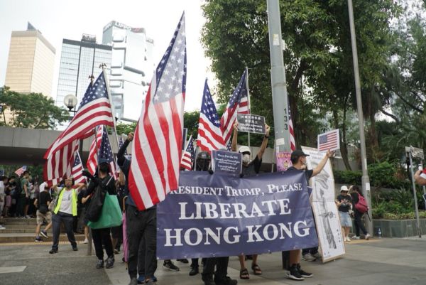 Hong Kong - Sute de demonstranţi, marş spre Consulatul american