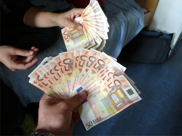 14 bănci din Portugalia, amendate pentru schimb de informaţii sensibile