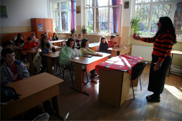 Senatul, somat să voteze legea care protejează cadrele didactice