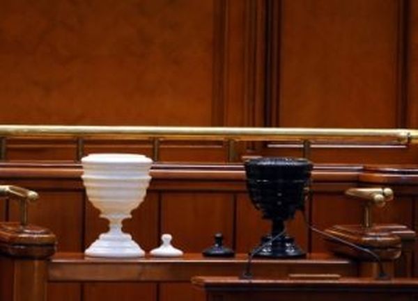 Moţiunea de cenzură va fi depusă astăzi în Parlament