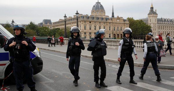 Patru poliţişti, ucişi într-un atac cu armă albă în Prefectura Poliţiei din Paris 