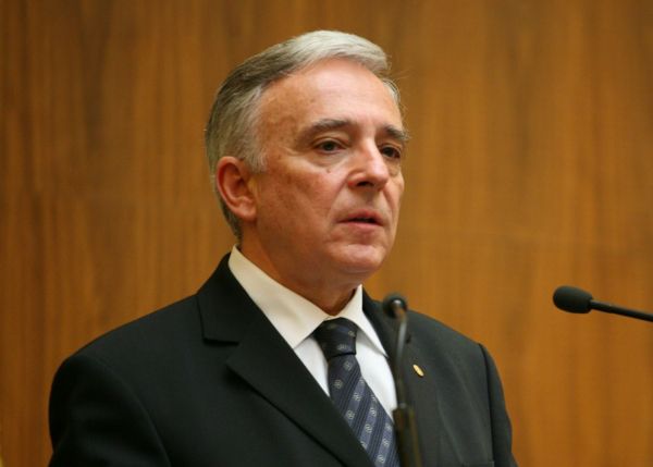 Mugur Isărescu
