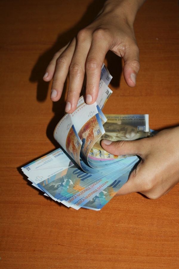 "Legea conversiei ar rezolva oarecum problema împrumutaţilor în CHF"