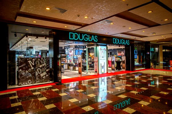 Douglas a deschis cea mai mare parfumerie din ţara noastră