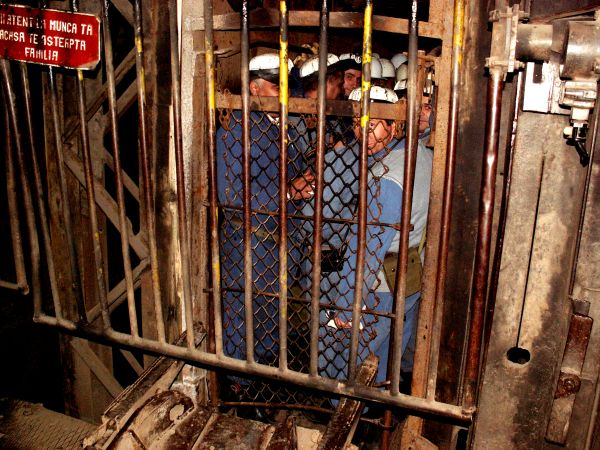 Minerii de la Paroşeni şi Uricani s-au blocat în subteran