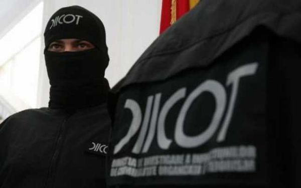 Poliţiştii au destructurat o reţea care lua credite bancare cu documente false
