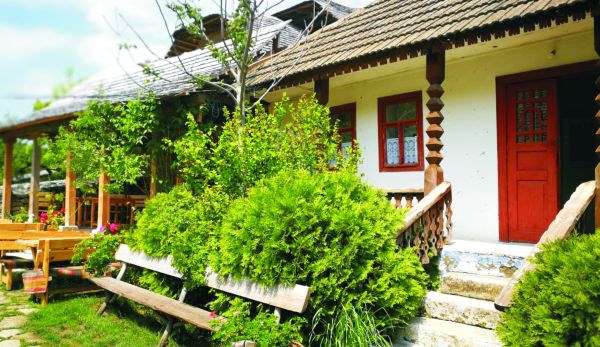 Case noi construite în stil vechi, la Eco Resort Butuceni