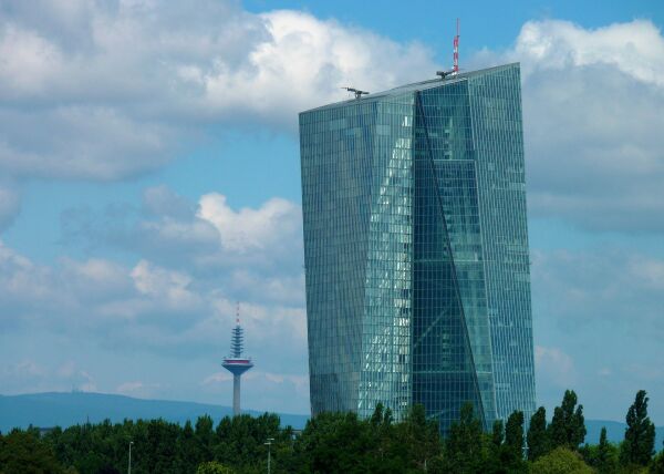 BCE trebuie să vizeze lansarea unei monede digitale publice