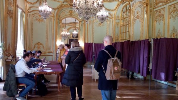 Peste 13% dintre secţiile de votare din ţară nu asigură condiţii de acces pentru persoanele cu mobilitate redusă