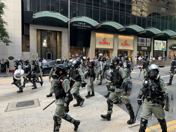 Manifestant mascat rănit prin împuşcare cu gloanţe reale la Hong Kong