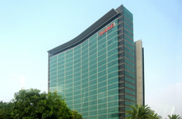 Huawei plăteşte bonusuri uriaşe