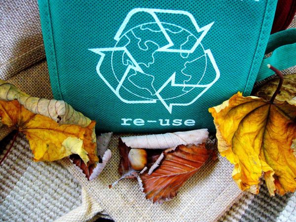Produse fabricate din deşeuri reciclabile expuse spre vânzare la Circular Yard Sale