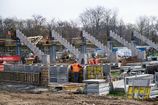Şeful Guvernului, mulţumit de lucrările de la stadioanele Ghencea, Rapid şi Arcul de Triumf