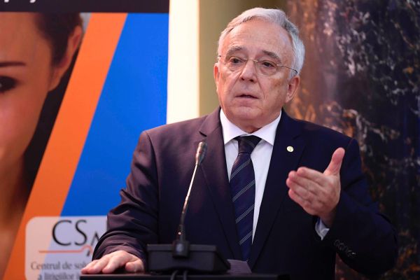 "CSALB, un proiect lansat târziu din cauza conflictului dintre bănci şi clienţi"