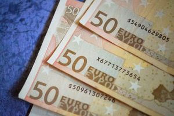 Euro s-a apreciat la 4,7808 lei