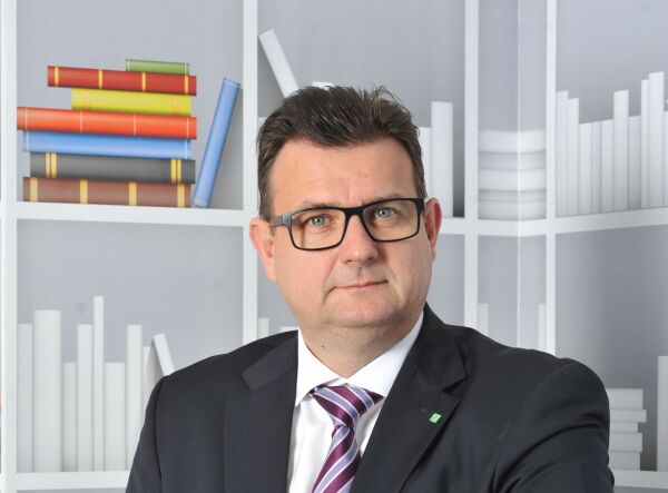 Adrian Vascu: "Clientul are în principiu şase teme de îngrijorare atunci când analizează o proprietate: identitatea proprietarului, legalitatea proprietăţii, calitatea construcţiei, branşamentele la utilităţi, punerea în practică a planurilor şi promisiunilor şi transferul dreptului de proprietate".
