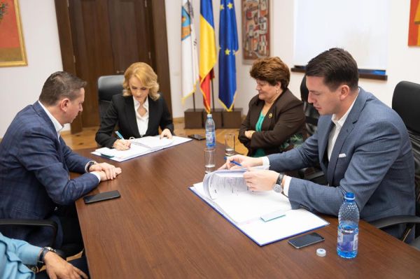Gabriela Firea semnează contractul de delegare a serviciului de termoficare (sursa www.pmb.ro)