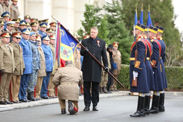 Înmânarea drapelului de către preşedintele Klaus Iohannis, noului şef al Statului Major al Apărării, Generalul Luca Daniel Petrescu. (sursa: defense.ro)