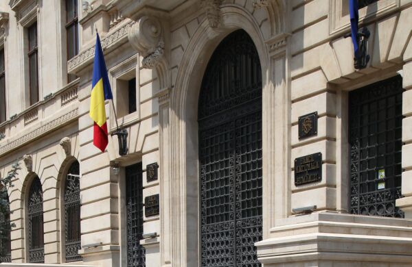BNR a cheltuit sub un miliard de euro ca să susţină cursul leului
