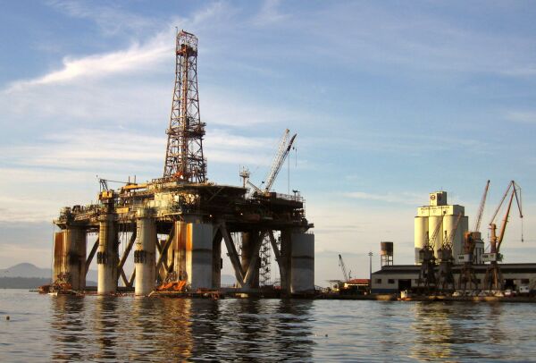 OPEC+ continuă să taie producţia de ţiţei