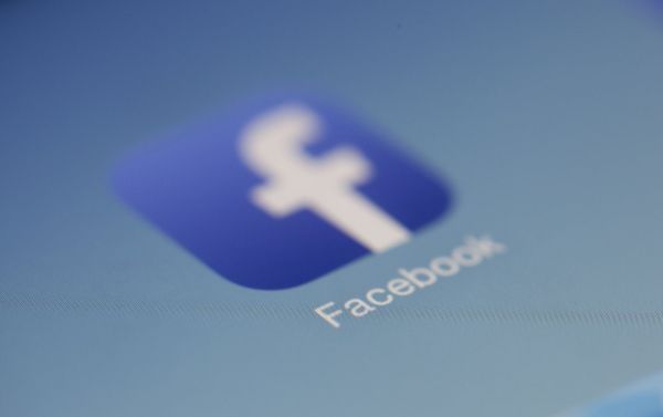 Mii de reclame dispărute din arhiva Facebook înainte de alegerile generale din Marea Britanie