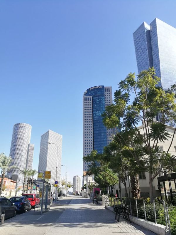 Tel Aviv - Ierusalim, extremele aceleiaşi lumi