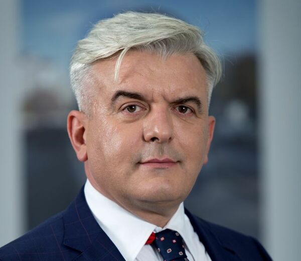 "Suntem în discuţii cu conducerea Metrorex pentru a găsi soluţiile aplicabile, singurul lucru blocant, din punctul meu de vedere, fiind plata restanţelor care datează de un an şi se ridică acum la 150 de milioane de lei, a declarat, într-o întâlnire cu presa, Gabriel Stanciu, directorul general Alstom Transport România. 