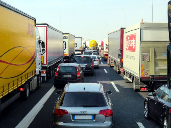 UNTRR solicită autorităţilor să conteste acordul european care ar afecta firmele de transport