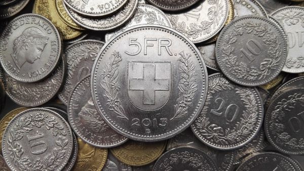 Termen la CJUE într-un dosar pentru îngheţarea francului elveţian
