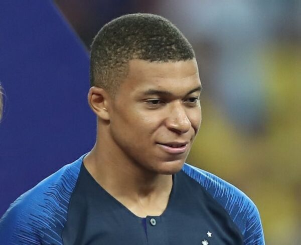 Atacantul francez al echipei PSG, Kylian Mbappe, este în acest moment jucătorul cel mai valoros din lume.