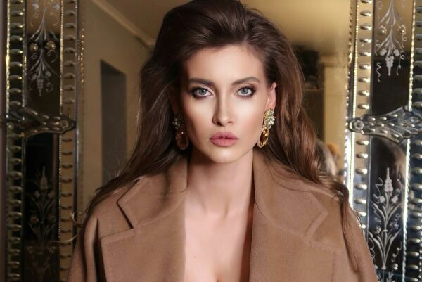 Credit foto: Oana Răduca -Iulia Albu wearing Max Mara Icon Coat