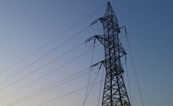 ANRE reduce tarifele de transport şi distribuţie a electricităţii