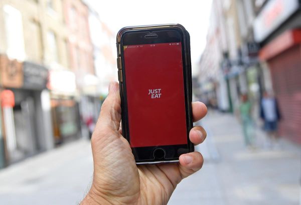 Compania olandeza Takeaway.com a preluat Just Eat, pentru 5,9 miliarde de lire sterline