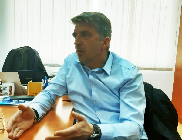 "În 2019, lucrările publice pe termoreabilitare au stagnat, rezultatul fiind un regres faţă de 2018. E de aşteptat să îşi revină în 2020. De ce? Este an electoral. Nu ştiu ce se va întâmpla cu obligaţia României de creştere a eficienţei energetice cu 20%. În conformitate cu acea obligaţie noi trebuie să reabilităm, până la finalul anului, toate blocurile de locuinţe construite înainte de 1989. Nu există niciun fel de centralizare cu date statistice care să spună câte blocuri au fost reabilitate şi câte au rămas nereabilitate".