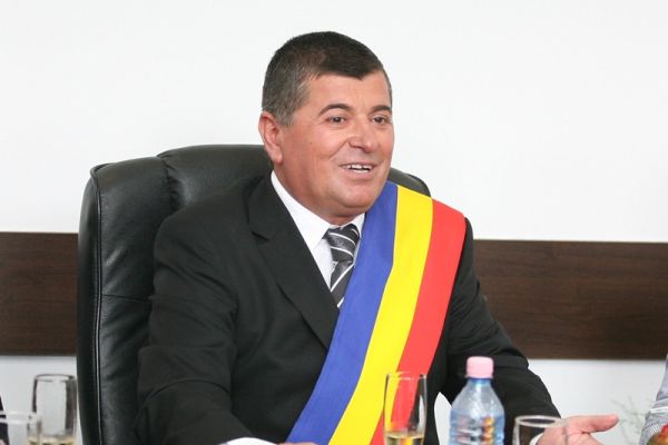 Senatorul Emanoil Savin părăseşte grupul parlamentar PNL